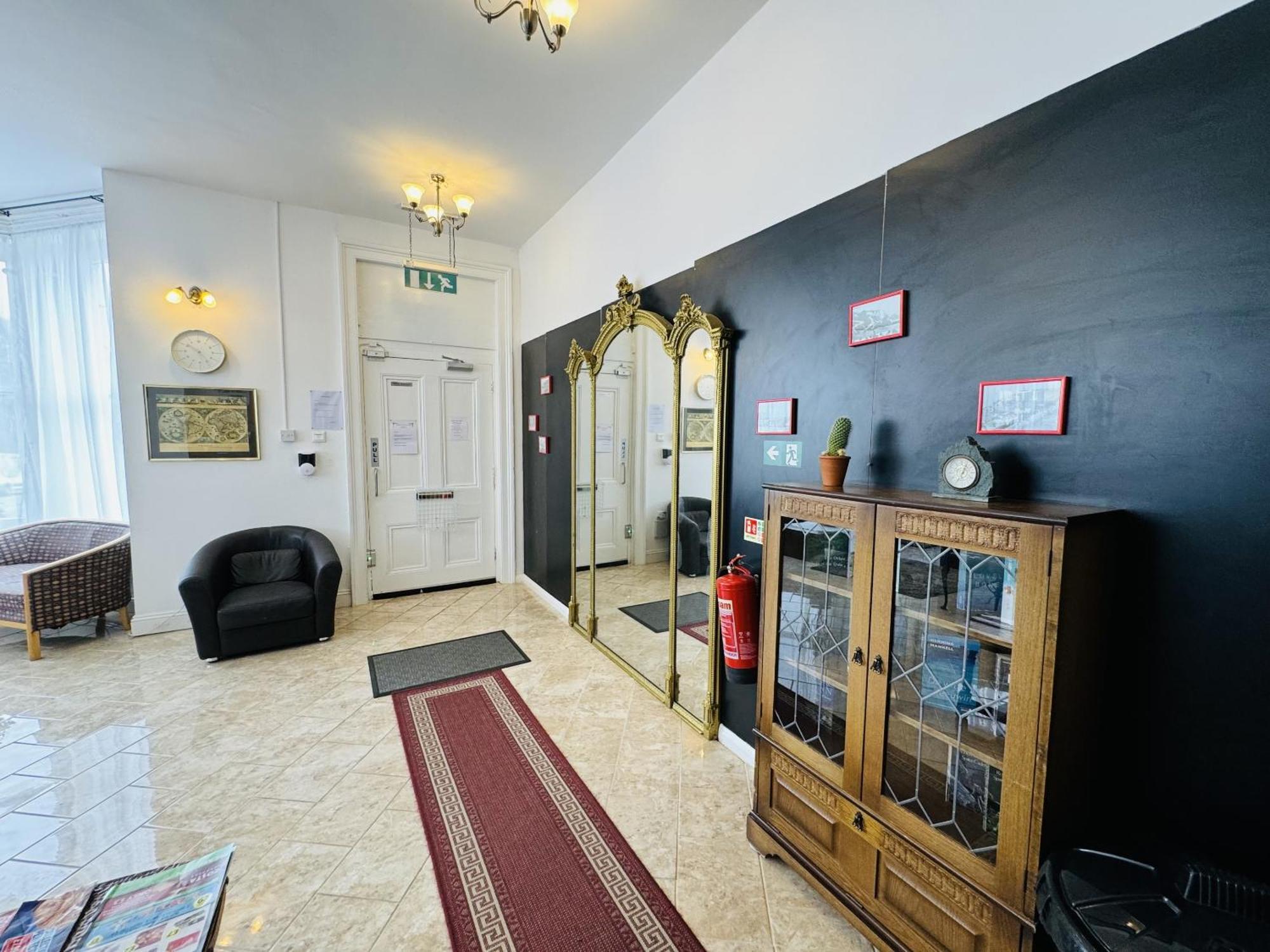 Carlton Court Hotel Eastbourne Bagian luar foto