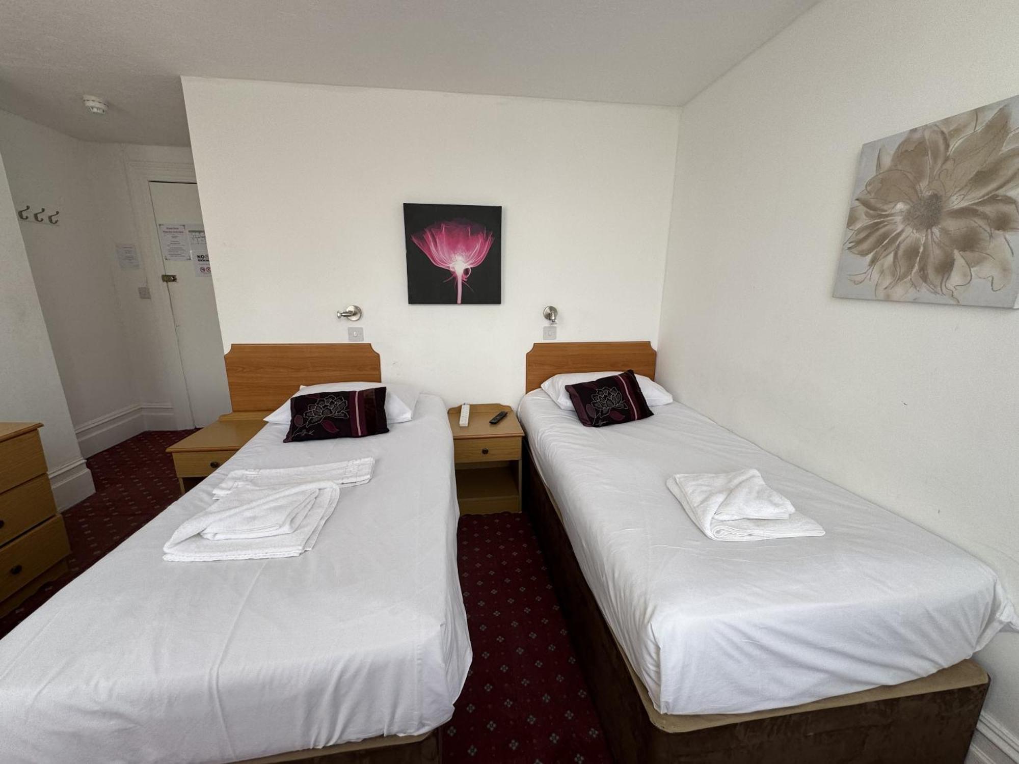 Carlton Court Hotel Eastbourne Bagian luar foto