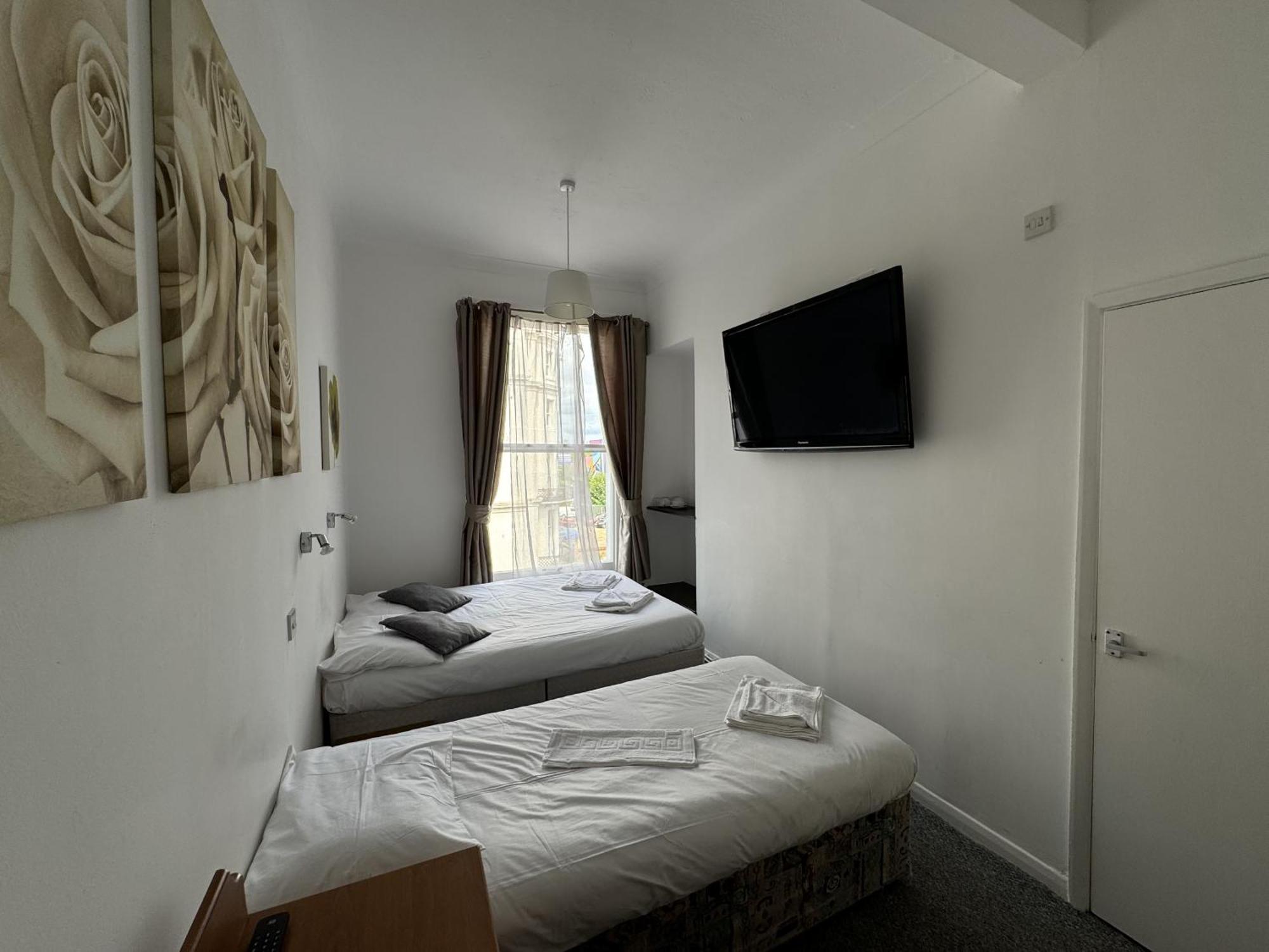 Carlton Court Hotel Eastbourne Bagian luar foto