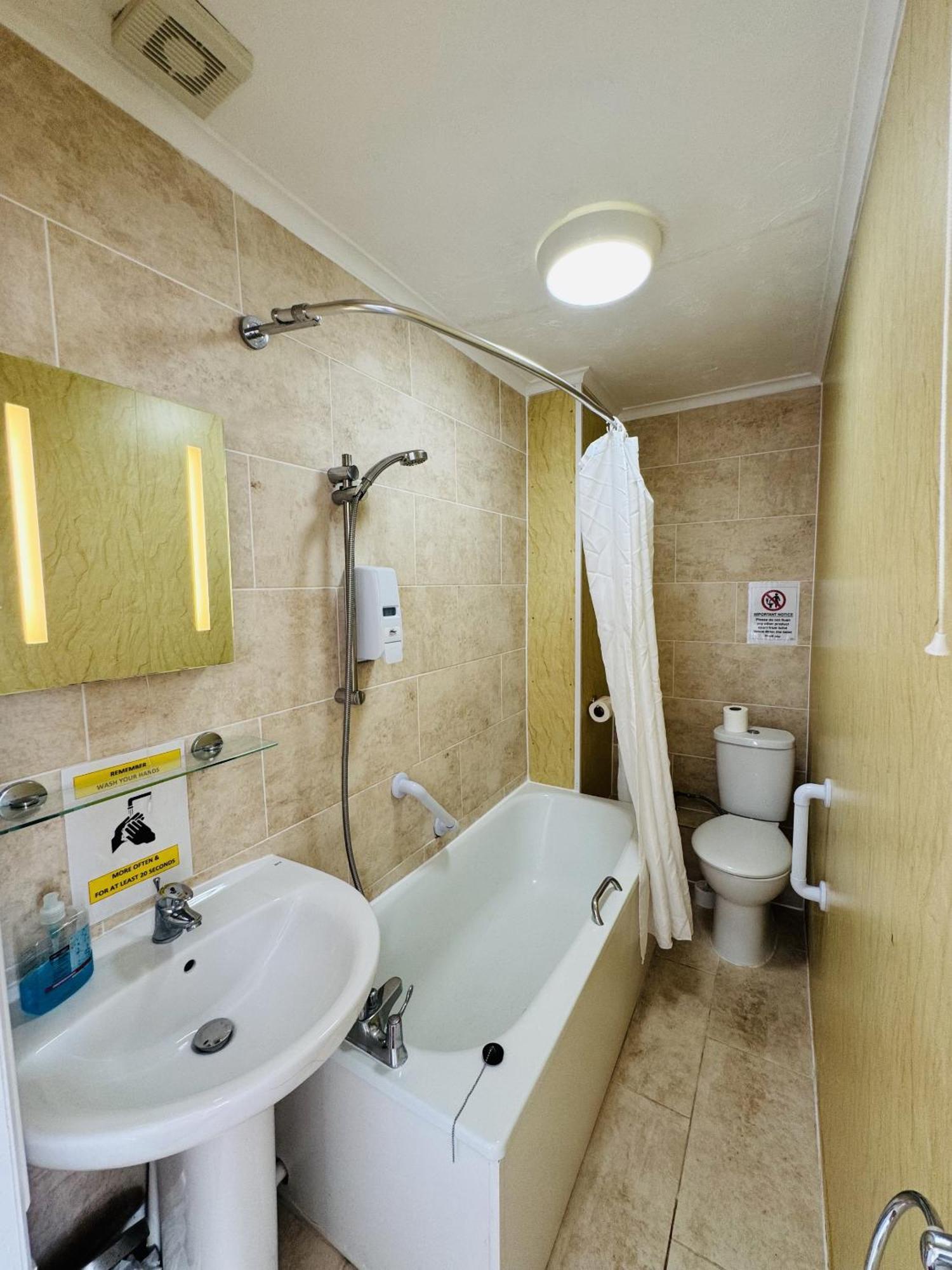 Carlton Court Hotel Eastbourne Bagian luar foto