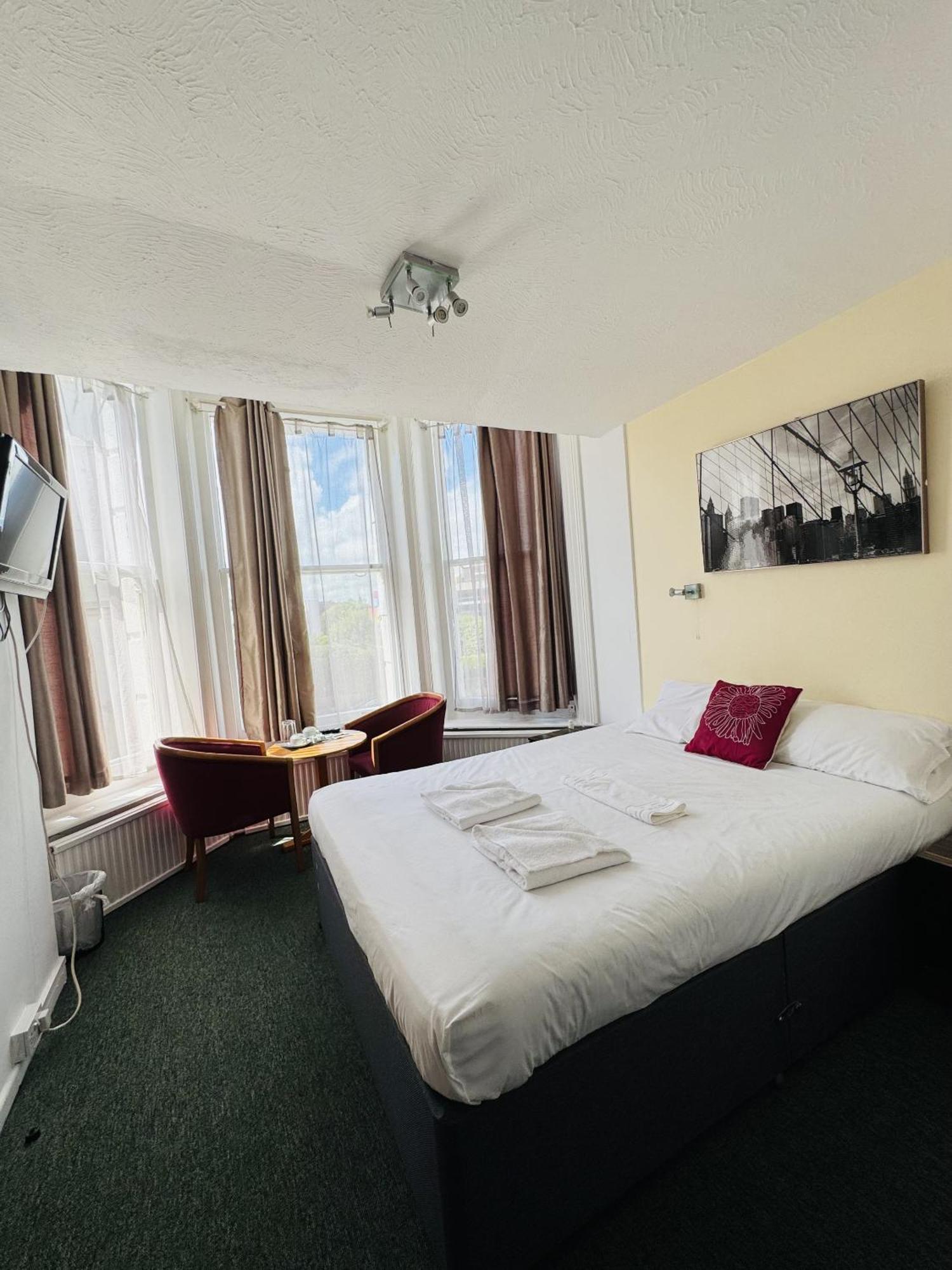 Carlton Court Hotel Eastbourne Bagian luar foto
