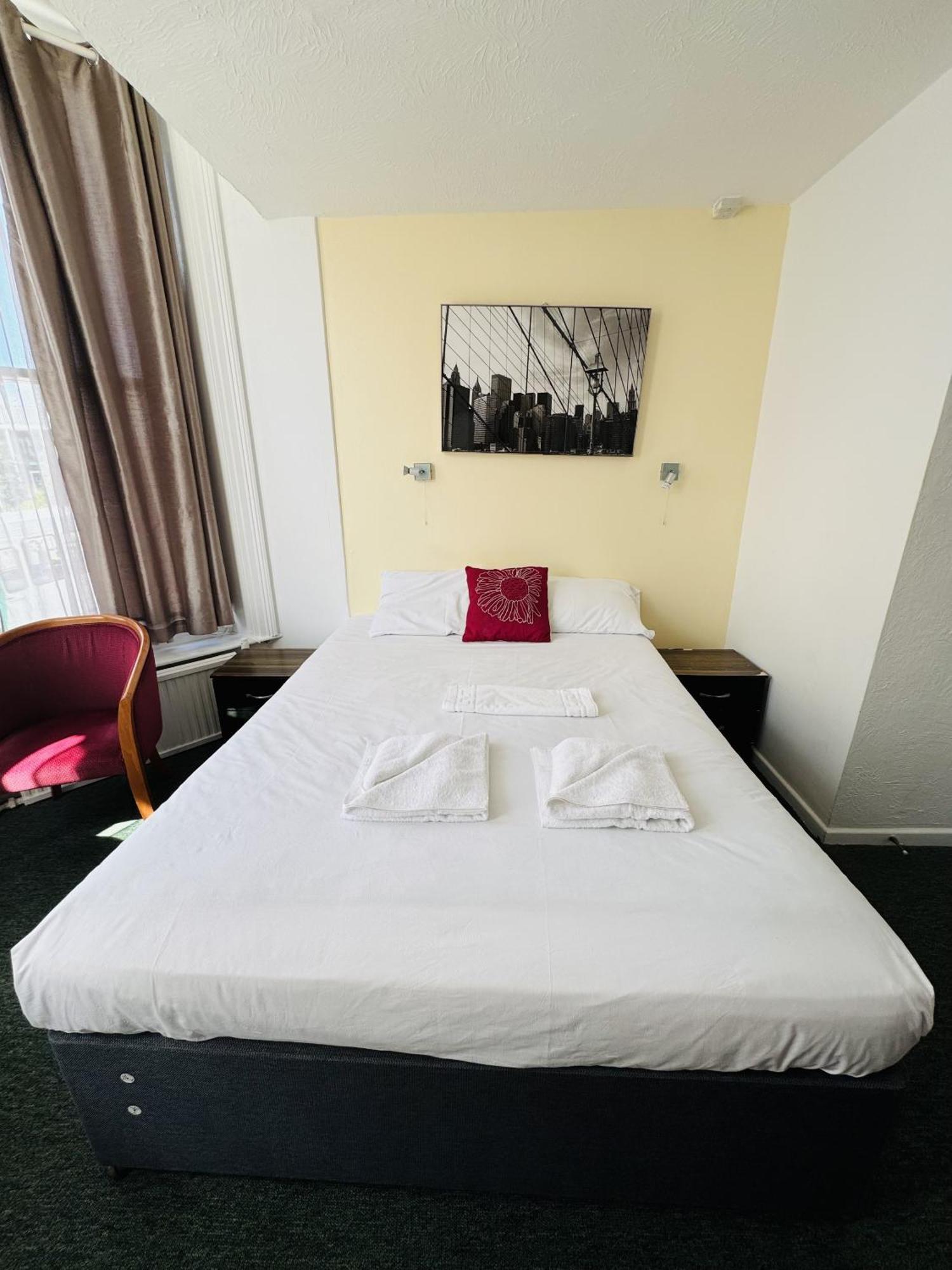 Carlton Court Hotel Eastbourne Bagian luar foto