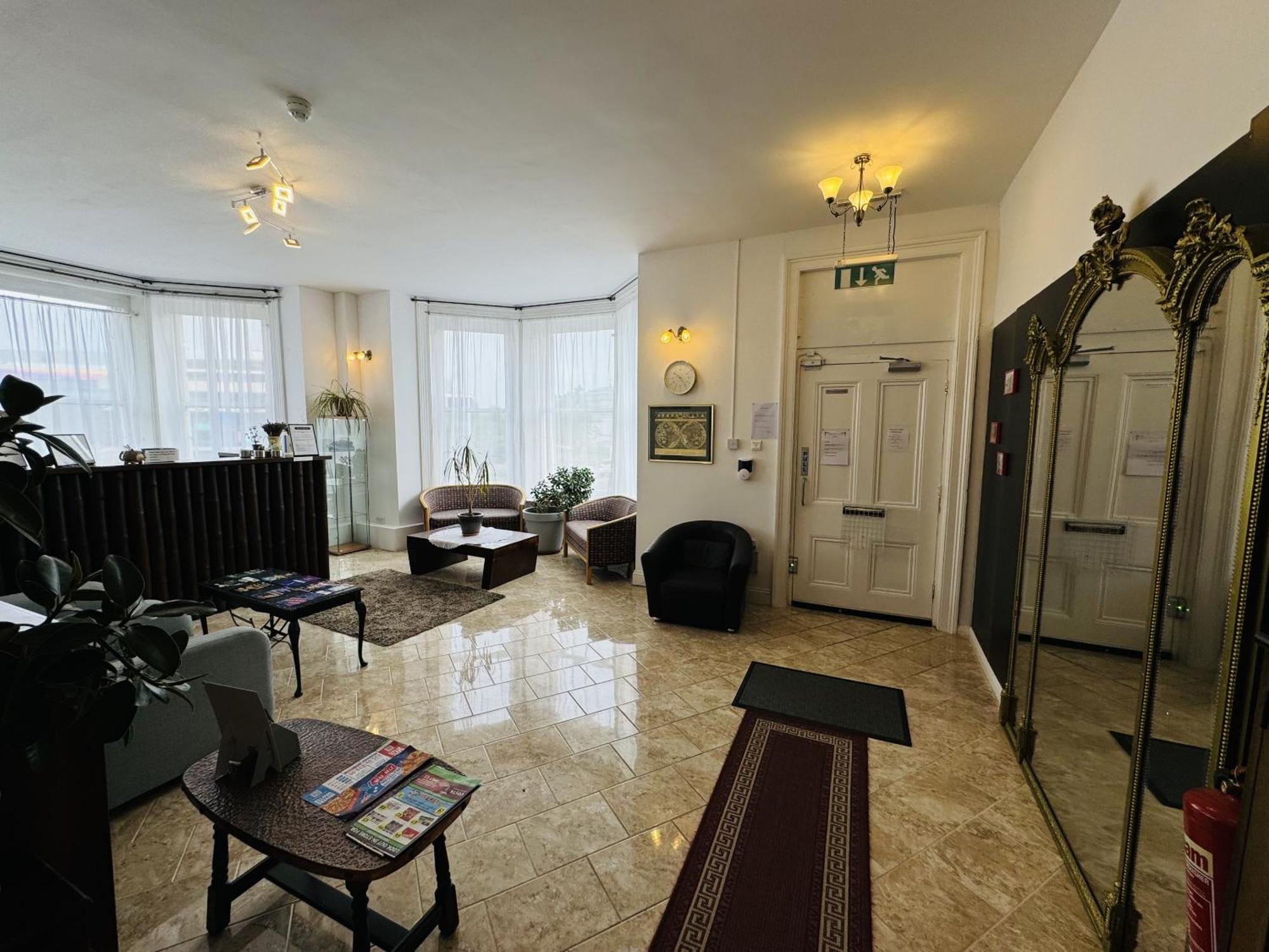 Carlton Court Hotel Eastbourne Bagian luar foto