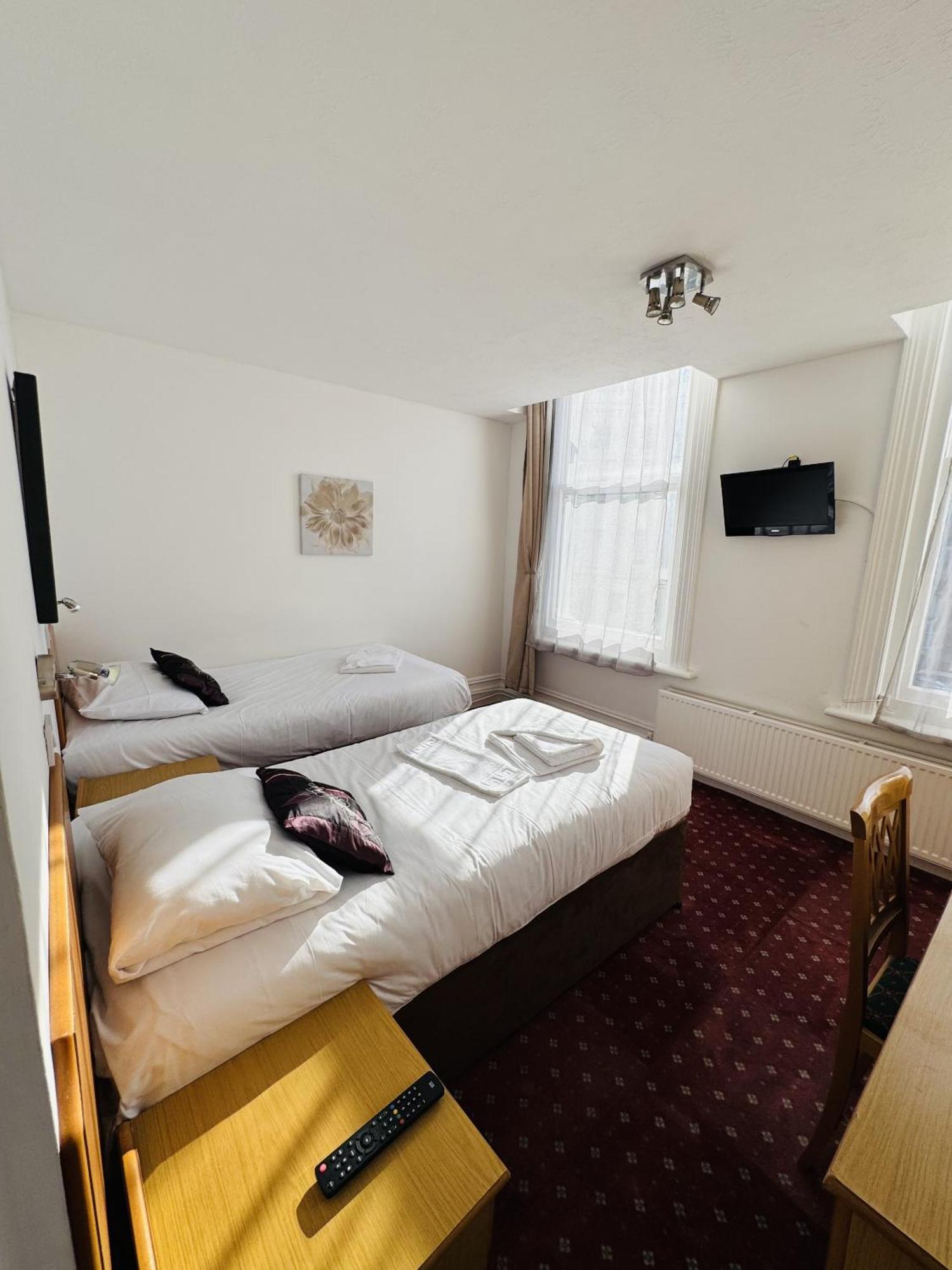 Carlton Court Hotel Eastbourne Bagian luar foto