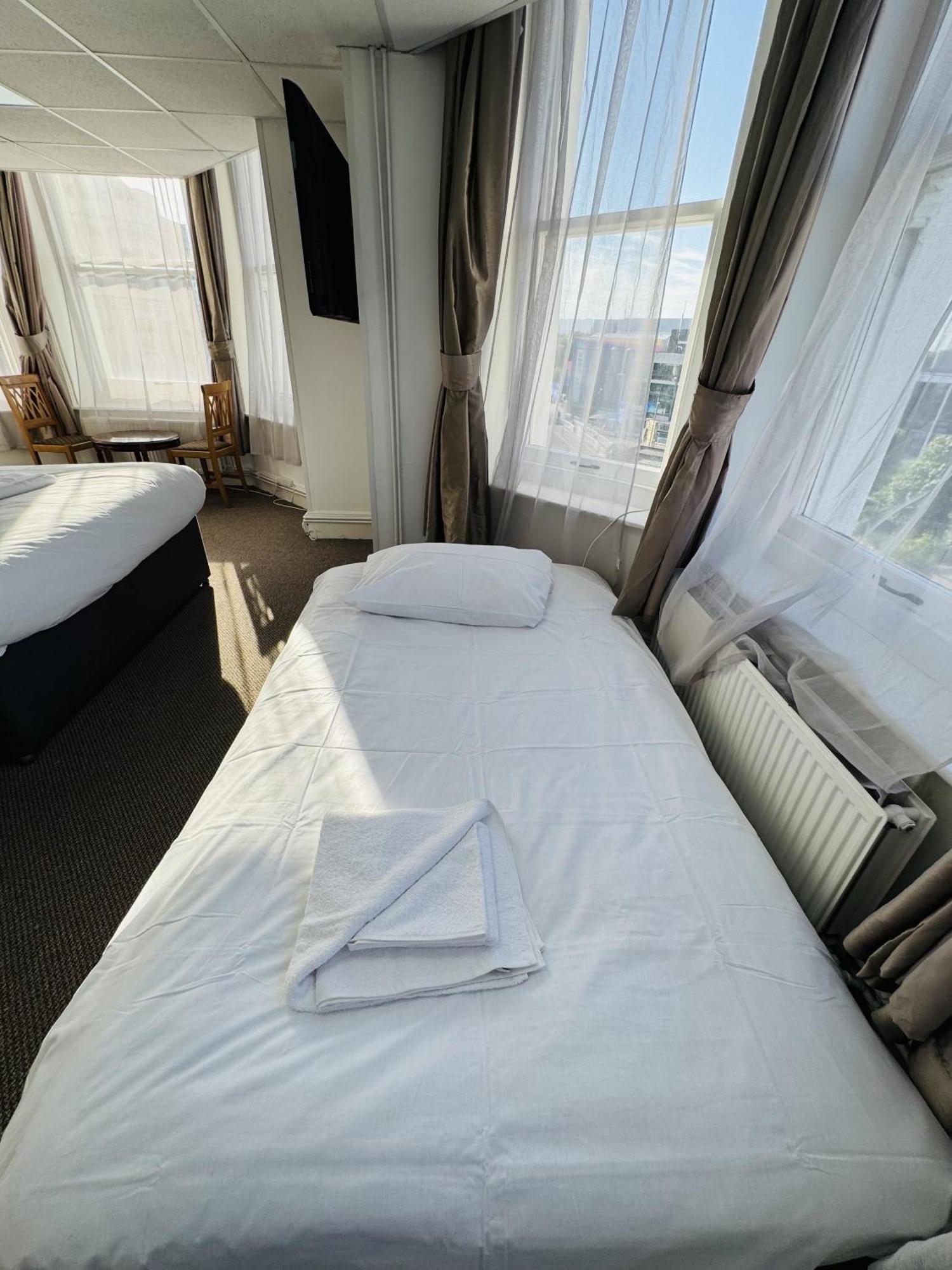 Carlton Court Hotel Eastbourne Ruang foto